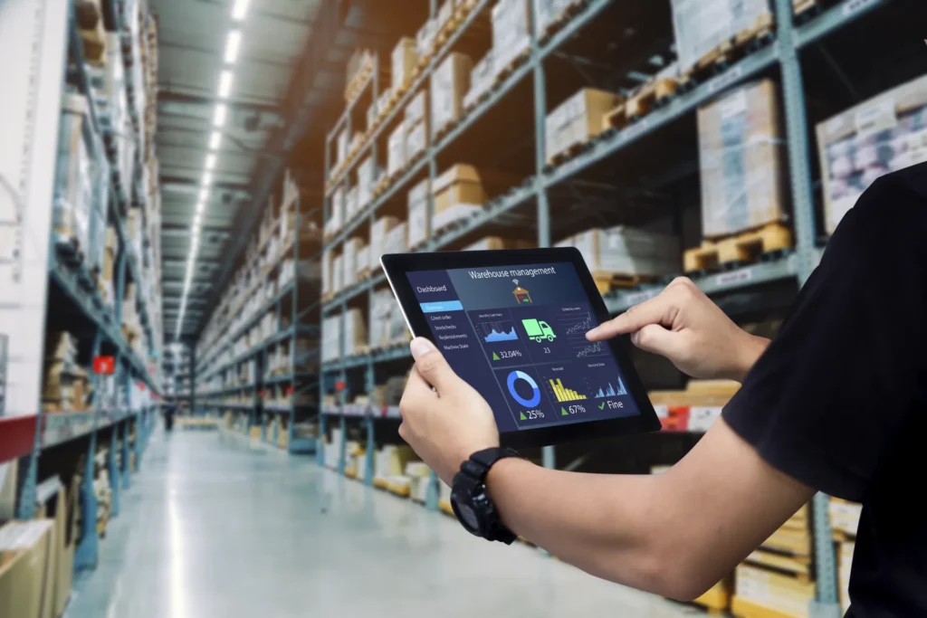 Tablet met diagrammen in magazijn