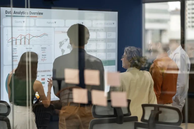 Team kijkt naar projectie met diagram